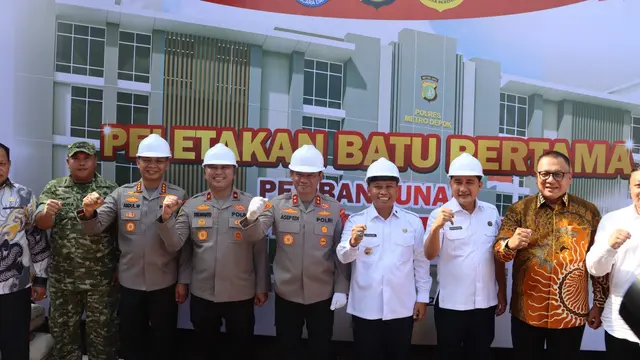 Kapolda Metro Depok Irjen Pol Asep Edi Suheri bersama Forkopimda Kota Depok pada peletakan batu pertama pembangunan Polres Metro Depok.