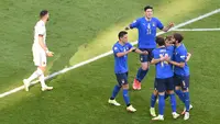 Pemain Italia merayakan gol Nicolo Barella ke gawang Belgia pada laga perebutan tempat ketiga UEFA Nations League 2020/2021 di Allianz Stadium, Minggu (10/10/2021). (AFP/Massimo Rana)