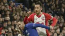 Pemain Chelsea, Eden Hazard (kiri) berusaha melewati adangan pemain Southampton, Maya Yoshida pada laga Premier League di Stamford Bridge, London, (16/12/2017). Chelsea menang 1-0. (AP/Tim Ireland)