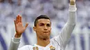 Pemain Real Madrid, Cristiano Ronaldo memamerkan trofi bola emas Ballon d'Or sebelum laga Real Madrid vs Sevilla di Stadion Santiago Bernabeu, Sabtu (9/12). Jumlah trofi Ballon d'Or Ronaldo saat ini setara dengan milik Lionel Messi. (AP/Francisco Seco)