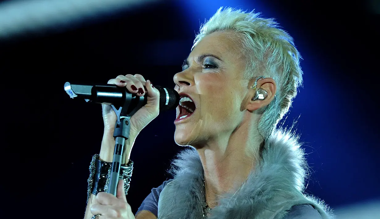 Penampilan vokalis grup band Roxette Marie Fredriksson sebelum pertandingan tinju kelas berat dunia WBC antara Vitali Klitschko dan Odlanier Solis di Cologne, Jerman, 19 Maret 2011. Marie sempat menjalani berbagai pengobatan dan tindakan medis untuk kondisinya. (AFP PHOTO/PATRIK STOLLARZ)