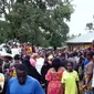 Warga berdatangan ke lokasi kebakaran pesantren di Liberia. (AP)