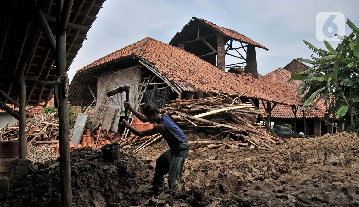 Pekerja menggali tanah yang merupakan bahan baku utama genteng Jatiwangi di pabrik genteng rumahan (Jebor) Mutiara Putra, Desa Burujul Wetan, Kecamatan Jatiwangi, Kabupaten Majalengka (30/1/2022).  Banyak warga beralih menjadi buruh di pabrik tekstil atau garmen.  (merdeka.com/Iqbal S. Nugroho)