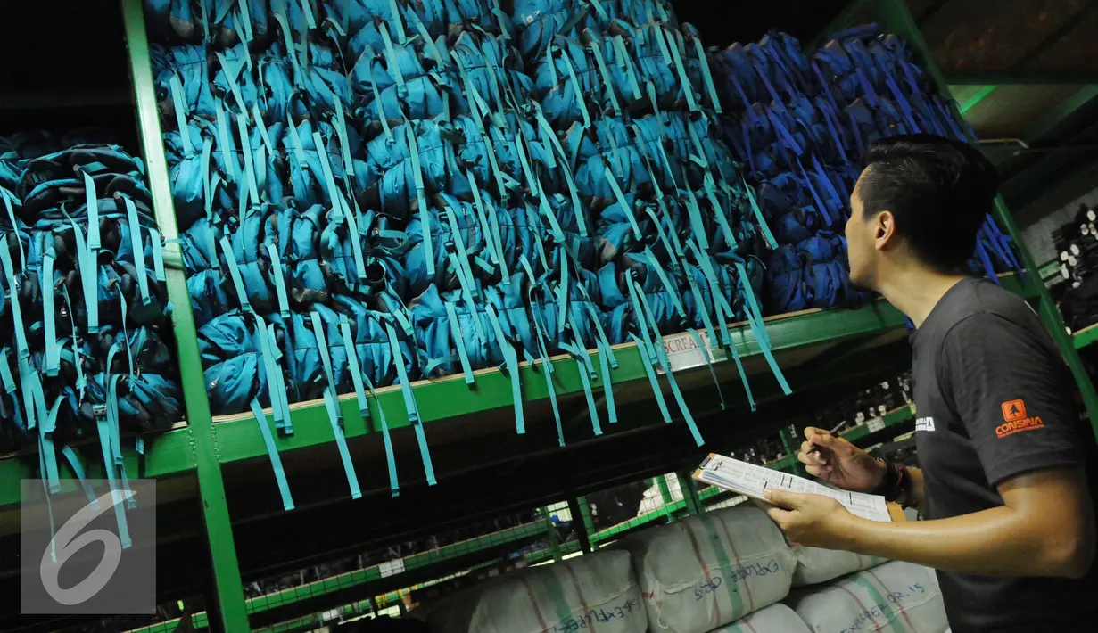 Seorang karyawan melakukan pengecekan di gudang pusat Consina yang baru saja diresmikan di Naragong, Bekasi, Senin (12/12). Gudang baru seluas hampir 1 hektar ini mampu menampung lebih dari 100.000 jenis dan varian barang. (Liputan6.com/Helmi Affandi)