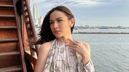 Pakai dress dengan desain off-shoulder memang menjadi salah satu gayanya yang kerap mencuri perhatian. Seperti halnya dalam potret ini saat berada di tepi pantai. Potretnya yang ia unggah di Instagram ini menuai banyak pujian dari penggemar. (Liputan6.com/Instagram/mahaliniraharja)