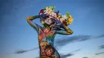 Seorang model berpose selama sesi pemotretan untuk Daegu International Bodypainting Festival 2017 di Daegu, Korea Selatan, (26/8). Belasan perempuan sengaja memamerkan tubuh mereka yang dijadikan kanvas oleh seniman-seniman internasional. (Ed JONES / AFP)