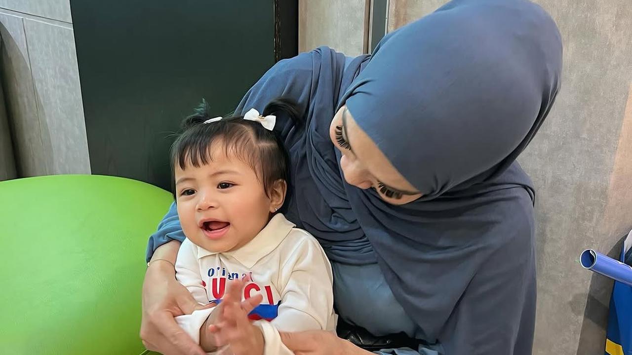 Potret Rieta Amilia Momong dan Suapi Lily, Disayang dan Siapkan Cemilan Untuk Cucu Kesayangan