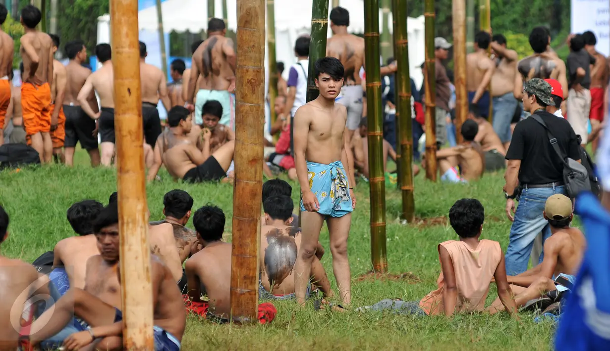 Sejumlah peserta bersiap untuk mengikuti lomba panjat pinang massal dalam rangka merayakan HUT Kemerdekaan RI ke-71 di lapangan ex Golf Driving Range Senayan, Jakarta, Rabu (17/8). (Liputan6.com/Gempur M Surya)
