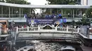 Parade Leicester City bersama trofi juara Liga Inggris melewati kanal di Bangkok, (19/5/2016). (AFP/Lillian Suwanrumpha)