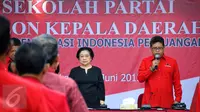 Ketum PDIP Megawati Soekarnoputeri (kiri) didampingi Sekjen PDIP Hasto Kristiyanto saat pembukaan sekolah calon kepala daerah PDIP di kantor DPP PDIP, Jakarta, Minggu (28/6/2015). (Liputan6.com/Yoppy Renato) 