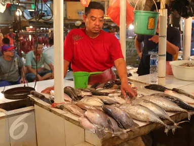Pedagang menata ikan yang di jual di Pasar Senen, Jakarta, (23/5). Kementerian Kelautan dan Perikanan (KKP) dengan Otoritas Jasa Keuangan (OJK) menargetkan penyaluran kredit untuk sektor kelautan dan perikanan pada tahun 2016. (Liputan6.com/Angga Yuniar)