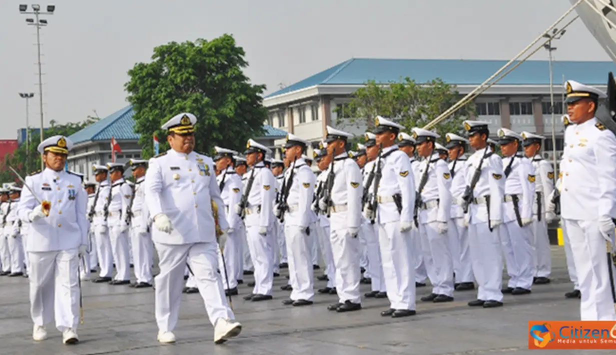 Citizen6, Jakarta: Irkolinlamil Kolonel Laut (P) Chairil Hapri, selaku Inspektur Upacara melakukan Inspeksi Pasukan Upacara dalam rangka memperingati HUT TNI ke-67, bertempat di Lapangan Apel Mako Kolinlamil, Tanjung Priok, Jakarta, Jumat (5/10). (Pengiri