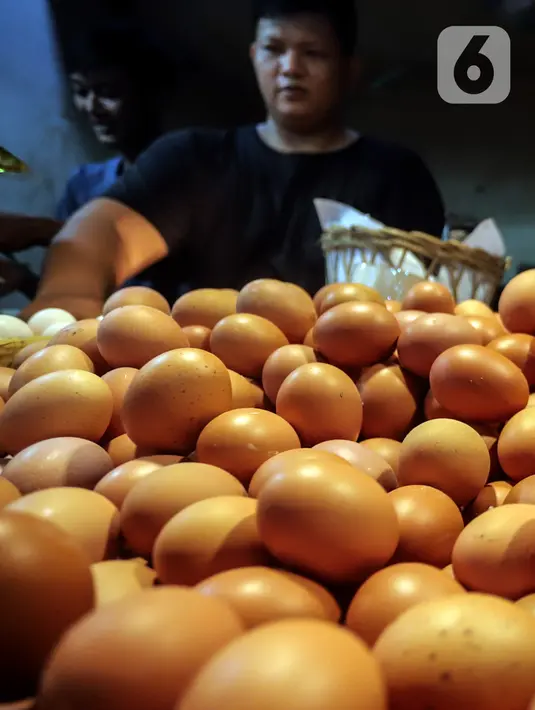 Penjual memilih telur ayam ras yang dijual di Pasar Kebayoran Lama, Jakarta, Minggu (5/3/2023). Komoditas yang mengalami kenaikan kebutuhan pangan antara lain telur ayam naik 6,77 persen atau sebesar 715 ton, daging sapi naik 5,13 persen atau sebesar 368 ton. (Liputan6.com/Johan Tallo)