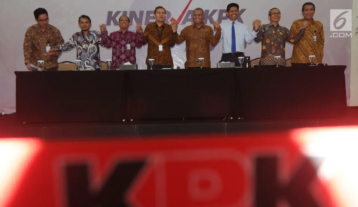 Pimpinan KPK mengangkat tangan bersama setelah menyampaikan paparan terkait capaian dan kinerja KPK Tahun 2018 di Jakarta, Rabu (19/12). Tahun 2018 menjadi catatan sejarah bagi KPK dengan operasi tangkap tangan (OTT) terbanyak. (Merdeka.com/Dwi Narwoko)