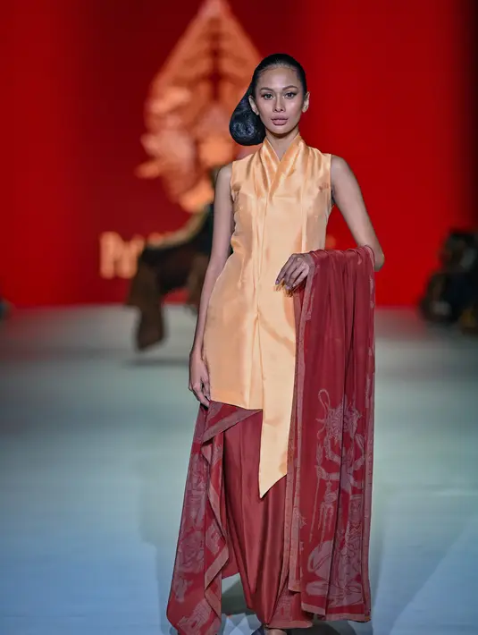 Keseluruhan koleksi kebaya dibuat dari bahan sutra dan untuk ageman kain, serta selendangnya melalui proses batik tulis di atas bahan sutra crep dan katun terbaik. [Foto: Document/JFW]