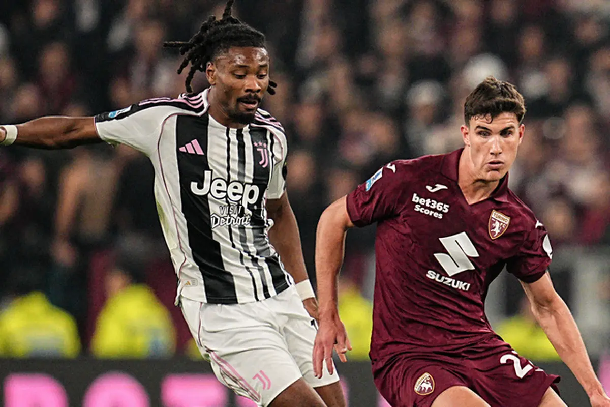 Gelandang Juventus, Khephren Thuram, berebut bola dengan pemain Torino, Cesare Casadei
