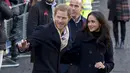 Lihat deh cara Meghan Markle memandang Pangeran Harry. (Rex/Shutterstock/HollywoodLife)
