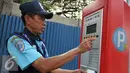 Petugas parkir melakukan transaksi pembayaran pada mesin parkir meter atau Tempat Parkir Elektronik (TPE) di Jalan Sabang, Jakarta Pusat, Senin (21/9/2015). Diduga mereka mendapatkan gaji di bawah UMP  DKI Jakarta. (Liputan6.com/Gempur M Surya)