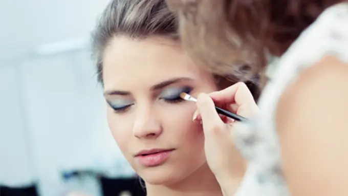 Acara Dinner Romantis Makin Menawan dengan Makeup Ini