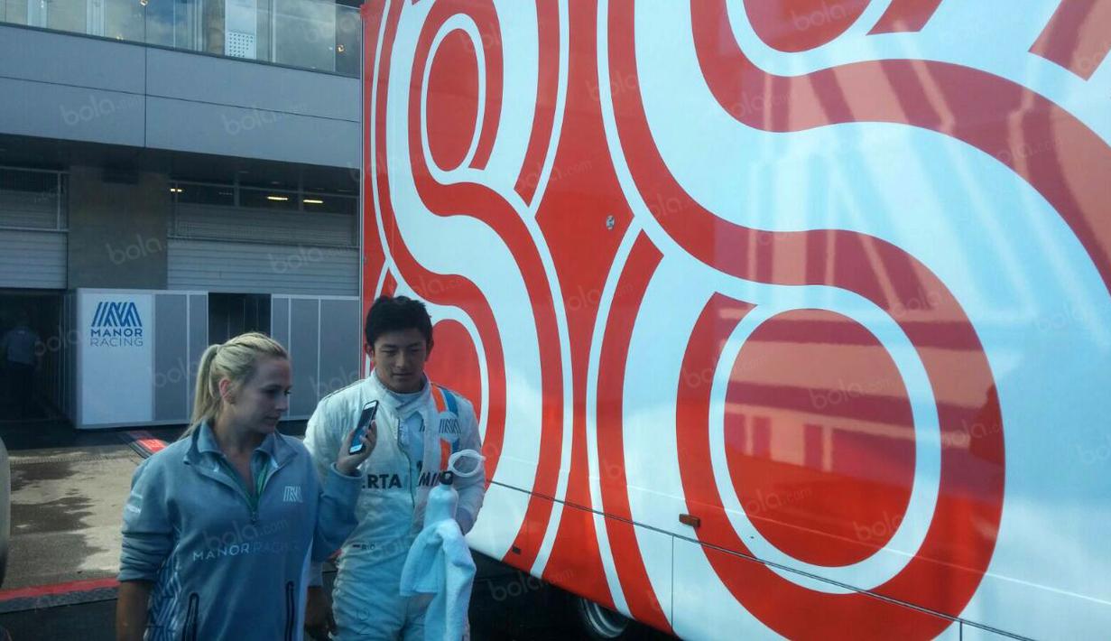 Rio Haryanto saat diwawancara tim media Manor Racing usai menjalani free practice ke-2 di Sirkuit Red Bull Ring, Austria, (1/7/2016). (Bola.com/Reza Khomaini)