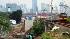 Kereta melintas di dekat pembangunan proyek double-double track (DDT) Paket A Manggarai-Jatinegara, Jakarta (3/3). Proses pengerjaan Paket A jalur Manggarai-Jatinegara terus di kebut sehingga ditargetkan selesai tahun 2019. (Liputan6.com/Johan Tallo)