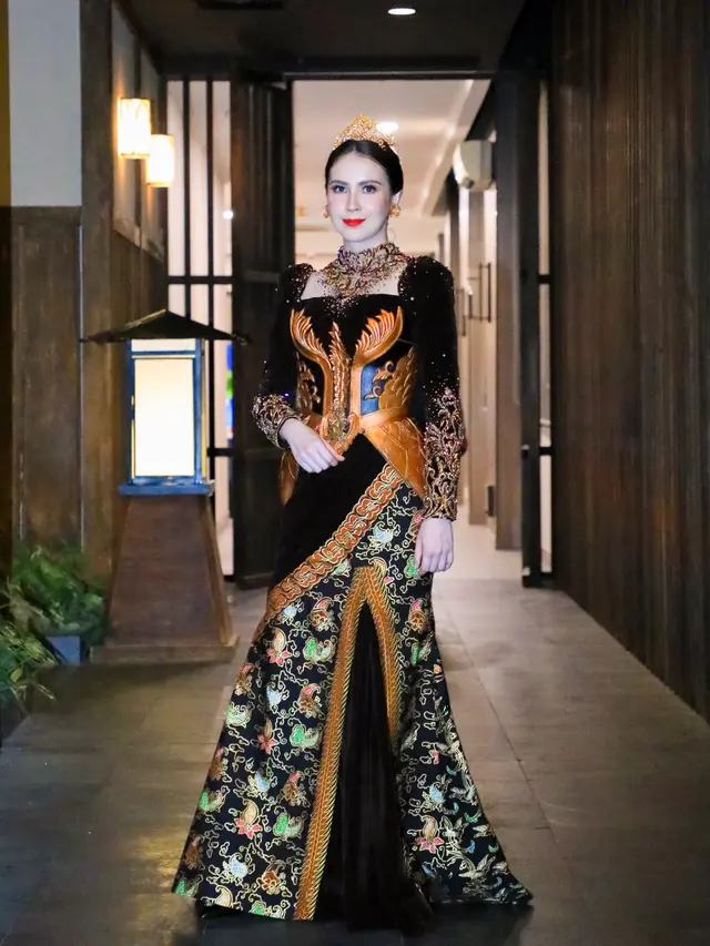 Arumi Bachsin di Hari Batik (instagram.com/arumibachsin_94)