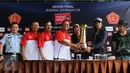 Panglima TNI, Jenderal TNI Gatot Nurmantyo (tengah) menyerahkan tropi Piala Jenderal Sudirman kepada grup music Slank di Jakarta, Rabu (20/1/2016). Final Piala Jenderal Sudirman akan berlangsung Minggu (24/1) mendatang. (Liputan6.com/Helmi Fithriansyah)