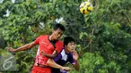 Pesepakbola Persita dan PSAU berebut bola saat laga ujicoba di Lapangan Sutasoma, Halim Perdakusuma Jakarta, Jumat (21/8/2015). Laga uji tanding ini merupakan persiapan Persita menghadapi turnamen PialaPresiden 2015. (Liputan6.com/Helmi Fithriansyah)