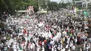 Massa Aksi solidaritas Rohingya mulai memadati kawasan Bundaran HI, Jakarta, Rabu (6/9). Rencananya, mereka akan melakukan long march menuju ke Kedutaan Besar Myanmar di Menteng. (Liputan6.com/Immanuel Antonius)