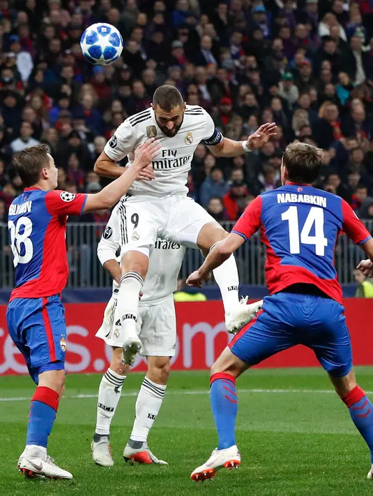 Pemain Real Madrid, Karim Benzema (tengah) menyundul bola saat bertanding melawan CSKA Moscow dalam laga Grup G Liga Champions di Stadion Luzhniki, Moskow, Rusia, Selasa (2/10). CSKA Moscow menang 1-0 atas Real Madrid. (AP Photo/Pavel Golovkin)