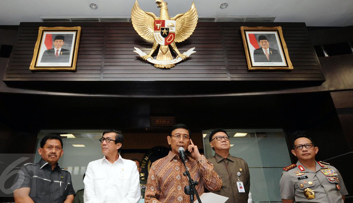 Menkopolhukam Wiranto (tengah) saat mengumumkan pembubaran Hizbut Tahrir Indonesia (HTI) di Jakarta, Senin (8/5). Wiranto menuturkan, keputusan tersebut telah melalui satu proses pengkajian yang panjang. (Liputan6.com/Helmi Fithriansyah)