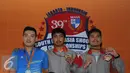 Petembak Indonesia, M Sejahtera (tengah) bersama Irfandi Julio (kanan) saat di podium kemenangan 39th South East Asia Shooting Championships kelas 10m Running Target Men di Jakarta, Kamis (19/11/2015). (Liputan6.com/Helmi Fithriansyah)