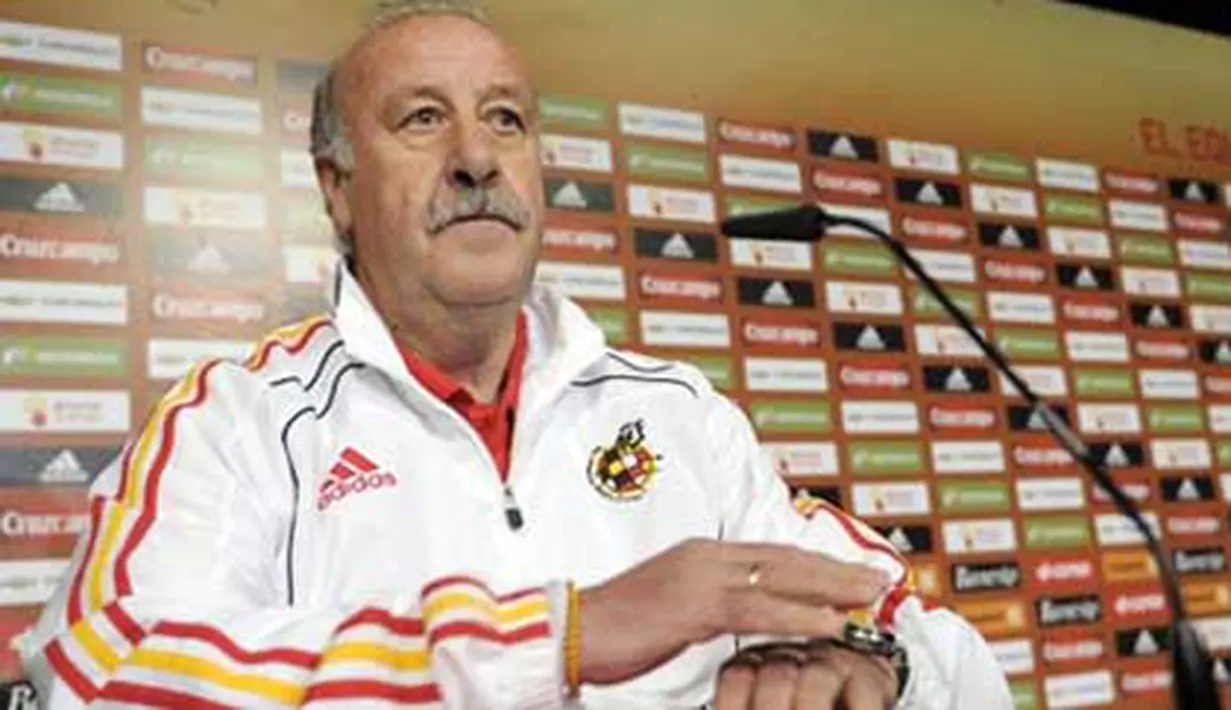 Pelatih Spanyol Vicente Del Bosque dalam konferensi pers yang digelar di North West University Sports Village, Pochefstroom, 4 Juli 2010. AFP PHOTO / LLUIS GENE 