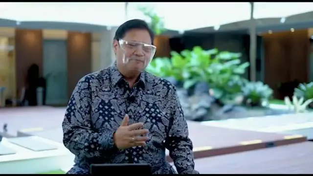 Menteri Koordinasi Bidang Perekonomian Indonesia Airlangga Hartarto menjelaskan rencana vaksinasi Covid-19 di Indonesia. Pemerintah akan melakukan vaksinasi secara bertahap mulai tahun 2021. Simak selengkapnya dalam wawancara berikut.