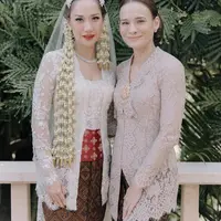 Bunga Citra Lestari resmi menikah lagi dengan Tiko Aryawardhana. Pernikahan digelar di Bali pada Sabtu (2/12/2023) dihadiri keluarga dan teman-teman. Salah satu yang mencuri perhatian adalah keluarga dari mendiang Ashraf Sinclair. [Instagram/aishahjennifer]