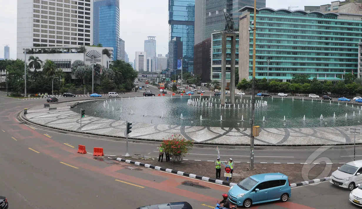 Sejumlah kendaraan saat melintas di kawasan Bundaran HI, Jakarta, Jumat (3/4/2015).  Kondisi jalanan lengang disebabkan libur panjang yang bertepatan libur paskah dan banyaknya masyarakat Jakarta yang berlibur ke luar kota. (Liputan6.com/Herman Zakharia)