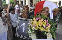 Para advokat antar Adnan Buyung ke tempat peristirahatan terakhir
