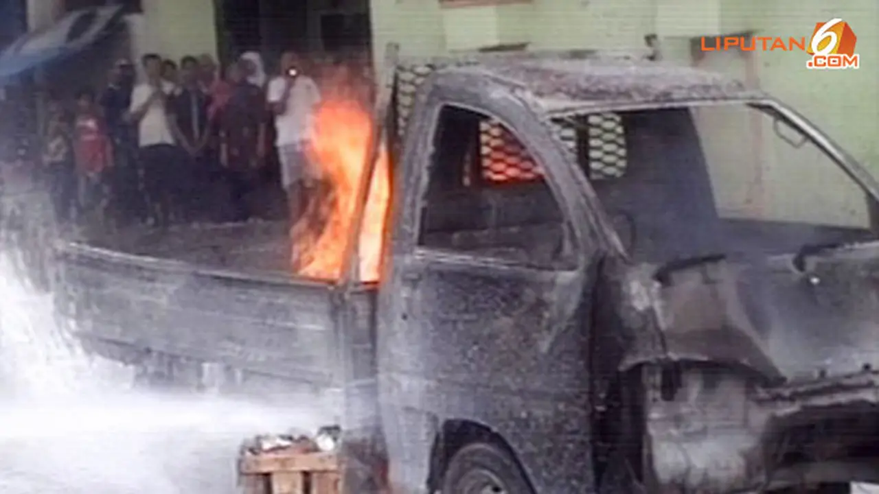 mobil-terbakar-140226a.jpg