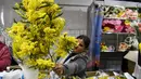 Pedagang merapihkan bunga jelang Hari Perempuan Internasional di pasar bunga Moskow (5/3). Hari Perempuan Internasional jatuh pada tanggal 8 Maret setiap tahunnya. (AFP Photo/Kirill Kudryavtsev)