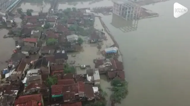 Luapan sungai Citarum masih menggenangi permukiman warga dan membuat ratusan warga mengungsi hingga hari ini.