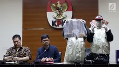 Wakil Ketua KPK, La Ode Muhammad Syarif (kedua kiri) bersama Jamintel, Jan S Maringka saat memperlihatkan barang bukti uang hasil OTT di Gedung KPK, Jakarta, Sabtu (26/6/2019). Dalam OTT tersebut, KPK menahan dua jaksa, dua pengacara dan satu orang dari swasta. (Liputan6.com/Helmi Fithriansyah)