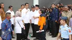 Presiden Joko Widodo (Jokowi) mendengarkan penjelasan terkait robohnya masjid At-Taqarrub di Pidie Jaya, Aceh, Jumat (9/12). Masjid At-Taqarrub merupakan salah satu bangunan masjid yang roboh akibat gempa 6,5 SR itu.  (Liputan6.com/Angga Yuniar)