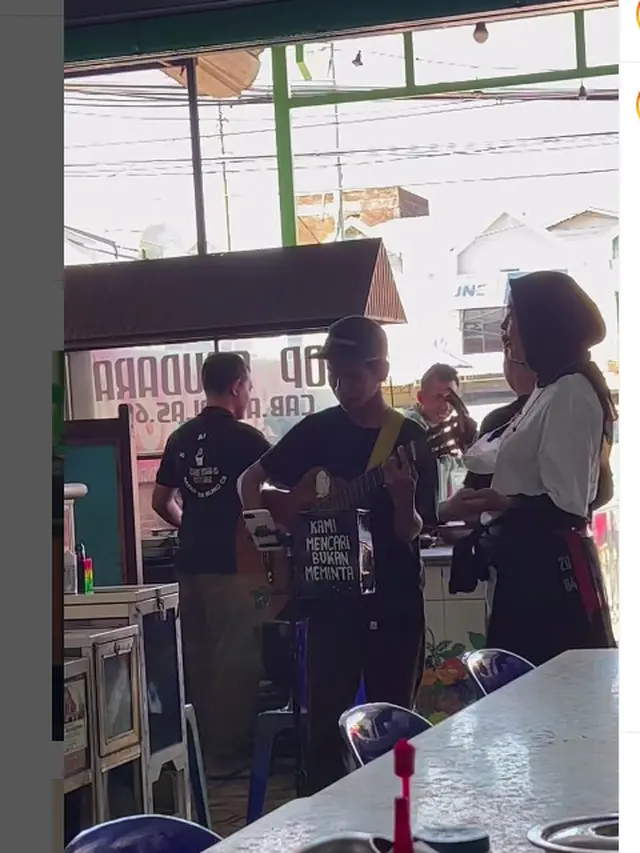Tantri nyanyi bareng pengamen