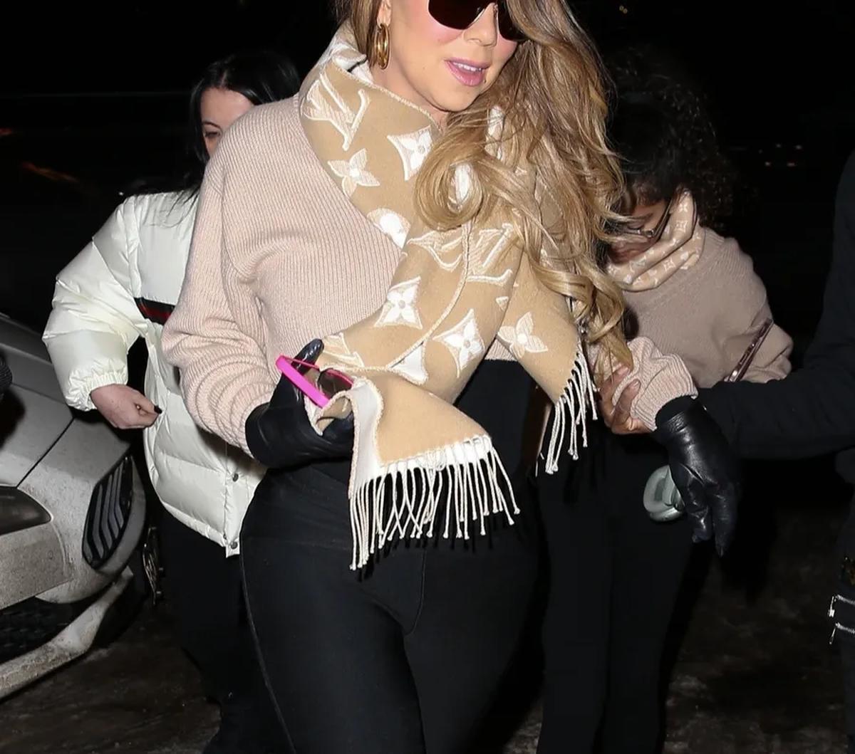 Pada tahun 2017, The Economist melaporkan sejak <i>All I Want for Christmas is You</i> dirilis pada tahun 1994, Mariah memperoleh royalti USD60 atau setara Rp934 miliar dengan kurs Rp15.573 per dolar Amerika.&nbsp;<br>