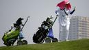Seorang caddie beraksi membawa tas yang berisi peralatan golf di BRI Indonesia Open 2019. (Bola.com/Peksi Cahyo)