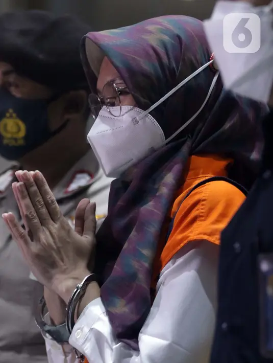 Bupati Probolinggo, Puput Tantriana Sari usai menjalani pemeriksaan di Gedung KPK Jakarta, Selasa (7/9/2021). Sebelumnya, Puput bersama suaminya, Hasan Aminuddin terkena OTT KPK, Senin (30/8) lalu terkait dugaan suap seleksi jabatan di Pemkab Probolinggo tahun 2021. (Liputan6.com/Helmi Fithriansyah)