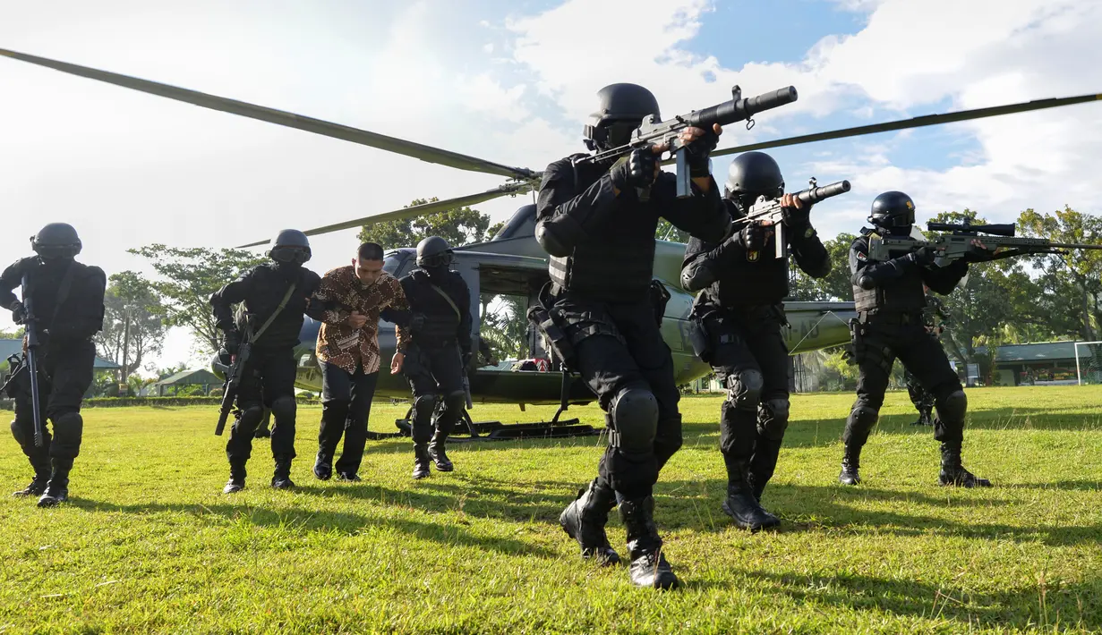 Prajurit TNI Batalyon Raider 112/Dharma Jaya membawa sandera menuju helikopter pada latihan penanggulangan anti teror di Banda Aceh, Sabtu (11/5/2019). Penanggulangan anti teror merupakan bagian dari latihan pemeliharaan prajurit Raider dalam menanggulangi berbagai gangguan. (CHAIDEER MAHYUDDIN/AFP)