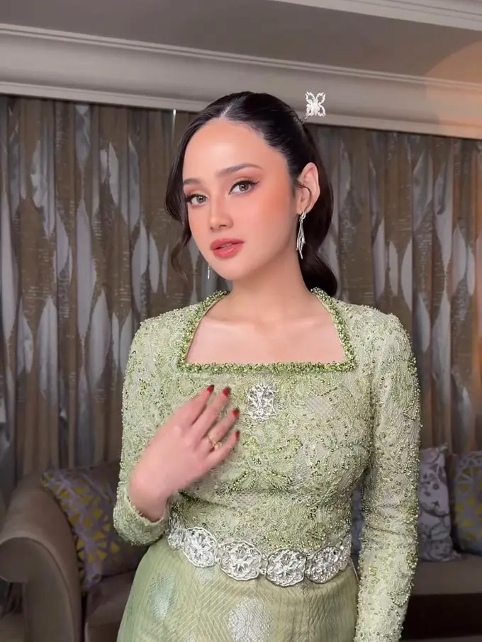 Fresh Flawless dengan Ponytail Sleek, Beauty Look Syifa Hadju di Resepsi Tengku Nadira Dipuji Bak Selena Gomez