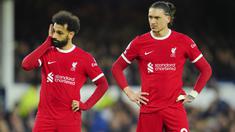 Pemain Liverpool, Mohamed Salah dan Darwin Nunez tampak lesu setelah ditaklukkan Everton pada laga Liga Inggris dalam duel tunda pekan ke-29 Premier League 2023/2024, Kamis (25/4/2024). The Reds tumbang dua gol tanpa balas. (AP Photo/Jon Super)