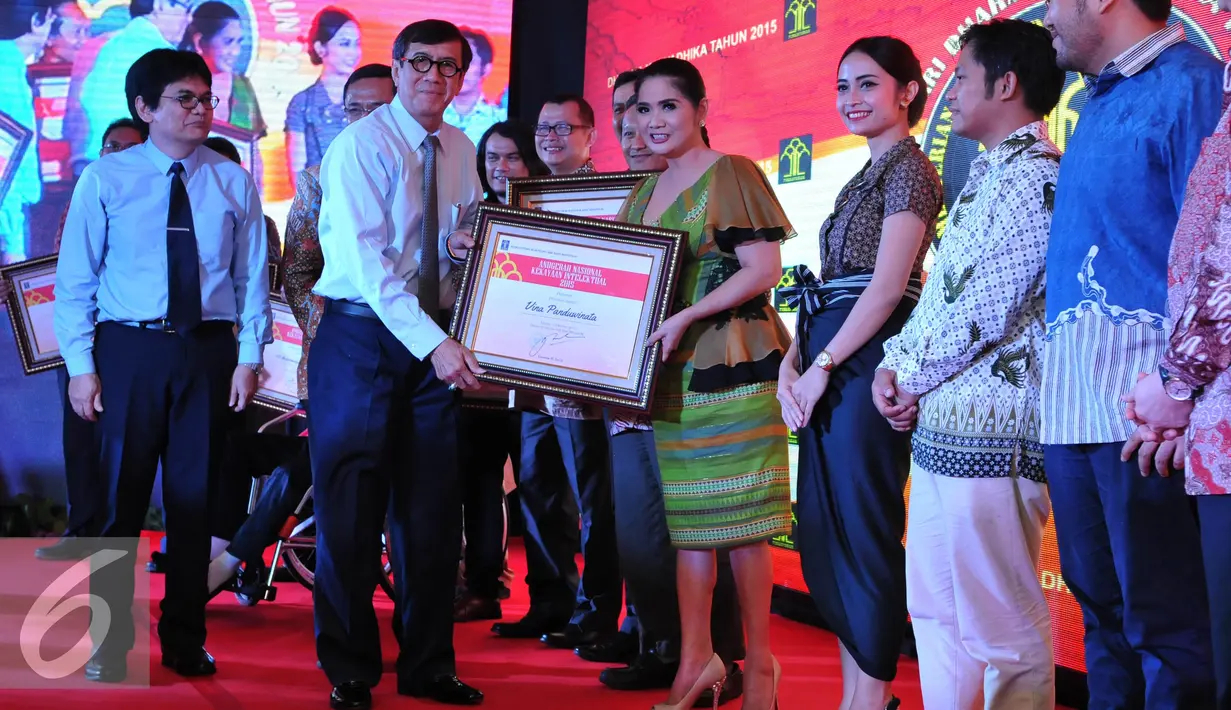 Menkumham Yasoona Laoly memberikan penghargaan kepada penyanyi Vina Panduwinata dalam peringatan hari kekayaan intelektual nasional tahun 2015, di Kantor Kemenkumham, Jakarta, Jum'at (30/10/2015). (Liputan6.com/Andrian M Tunay)